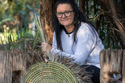 Indigenous artist creates jewellery to unite community